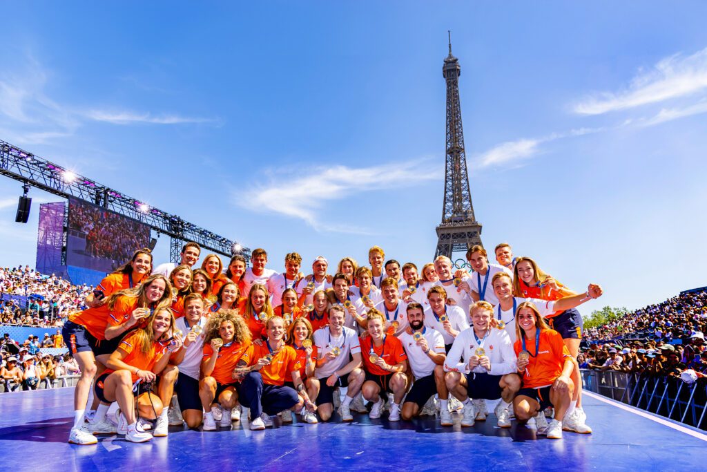 Het Nederlandse hockeyteam met hun medailles.