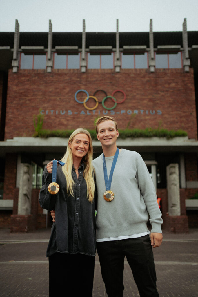 Sanne en Floris met hun gouden medailles