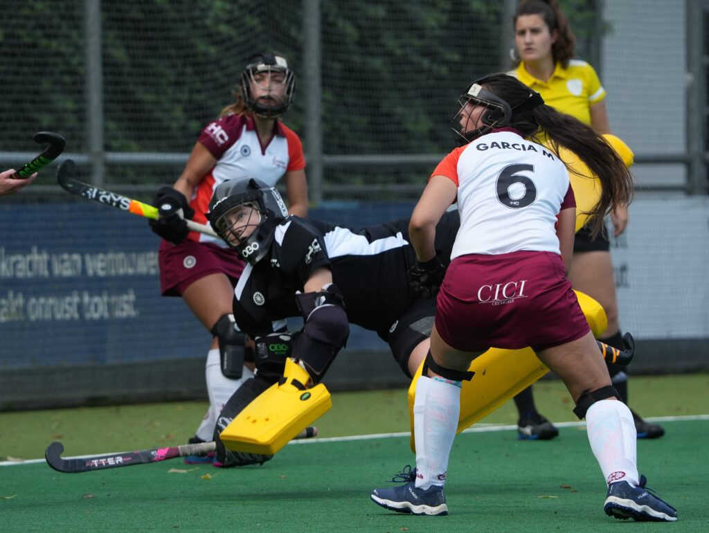 Katia Pokido is aan het keepen tijdens een wedstrijd