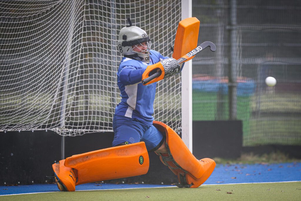 De keepster van de promotieklassen vrouwen