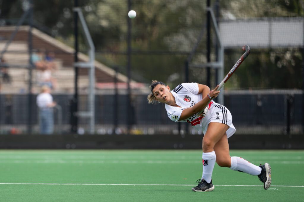 Argentijnse hockeyster die een bal slaat