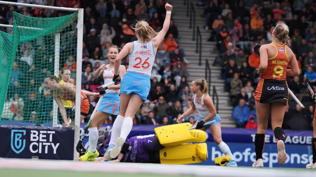 Maud van den Heuvel scoort in haar debuutwedstrijd een doelpunt.