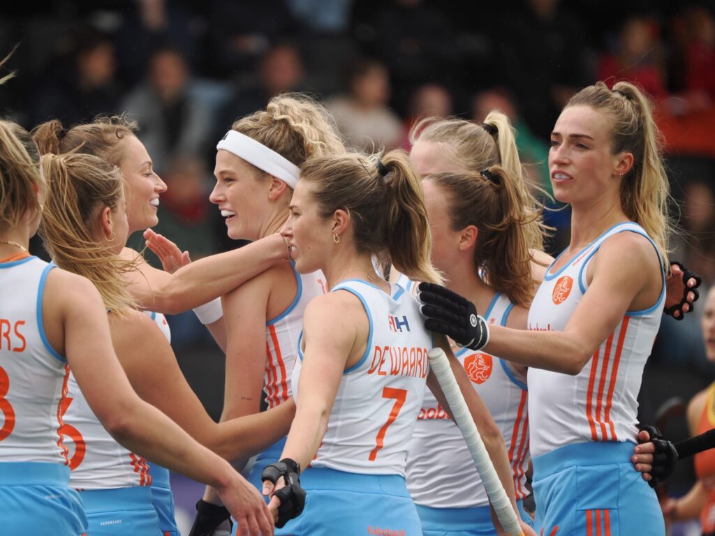 Oranje wint met 5-1 van Australië. 