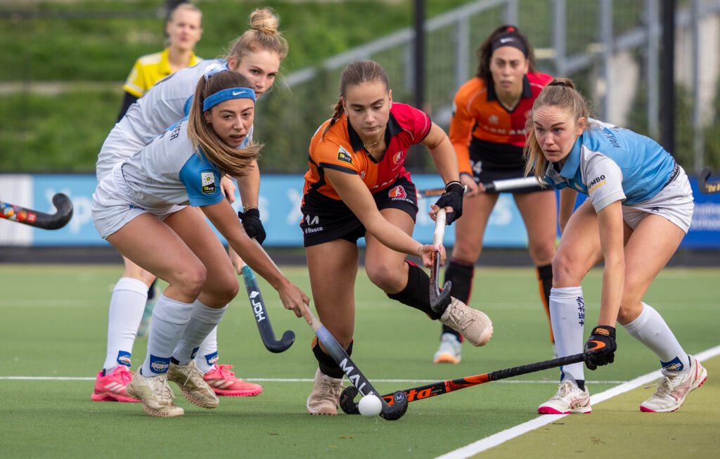 Oranje-Rood staat met zes punten onderaan. 