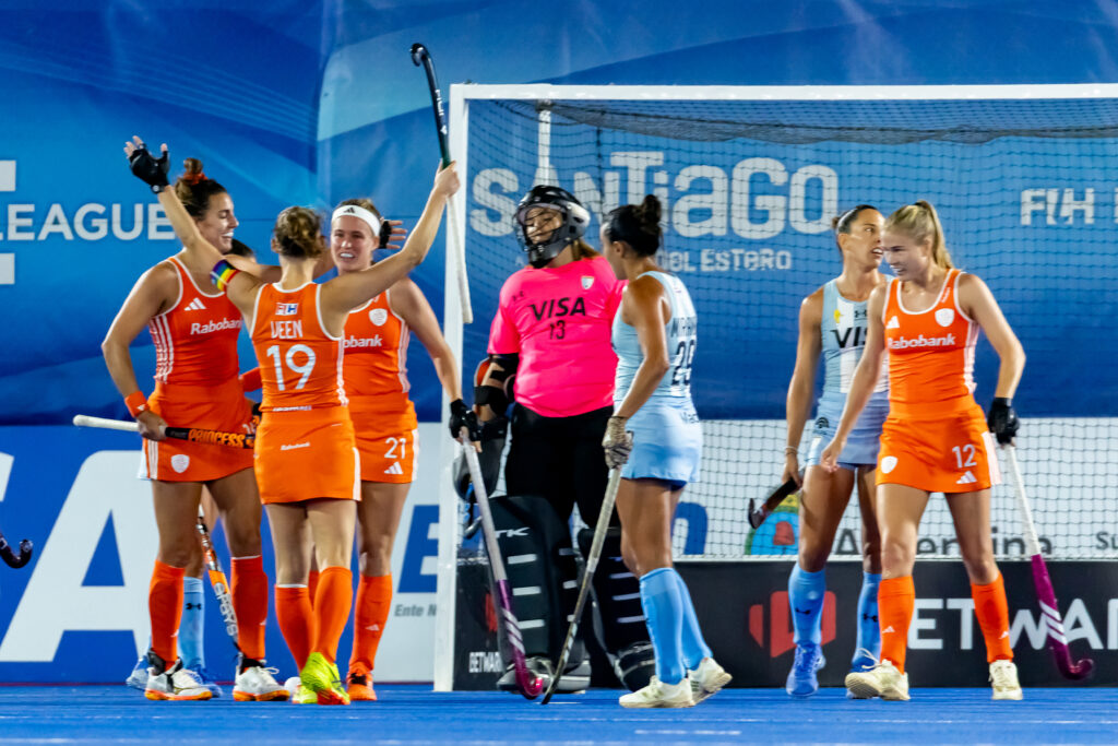 Blijdschap bij het doelpunt van Oranje-speelster Pien Dicke tegen Argentinië.