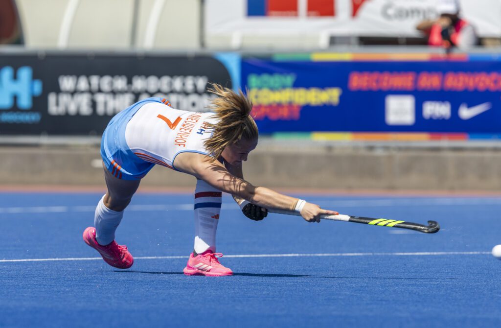 Aanvoerster Noor van den Nieuwenhof scoorde twee keer vanuit de strafcorner.